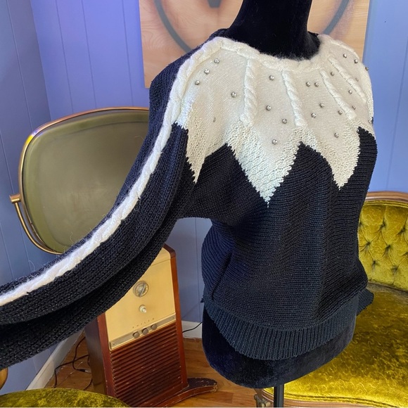 Vintage 80s Cream and Black Angora Lambs Wool Blend Batwing Sweater - Picture 5 of 8